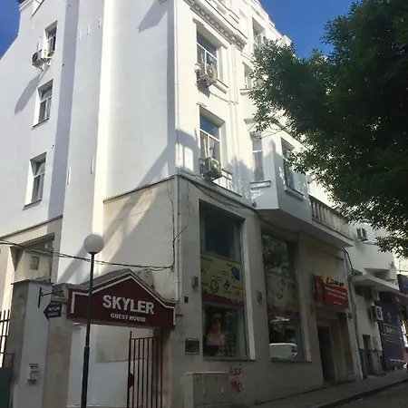 Skyler 3*